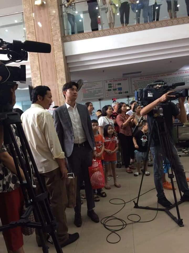 Về Nhà Đi Con lộ clip Quốc Trường đưa Bảo Thanh đi đẻ nhưng chiếc làn đỏ huyền thoại lại chiếm trọn spotlight-1