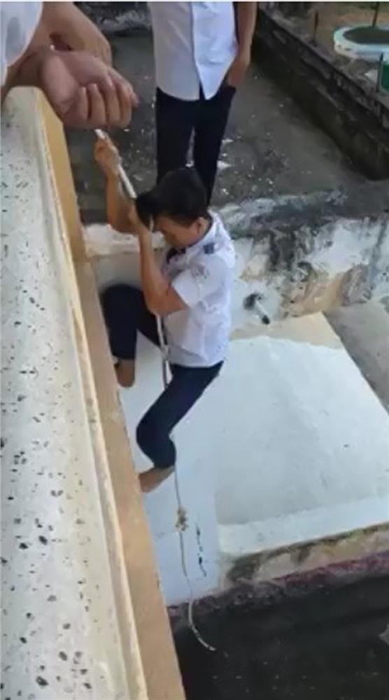 Nhóm nam sinh gây sốc dùng dây thừng đu từ tầng lầu xuống đất bị người xem quăng gạch không trượt phát nào-2