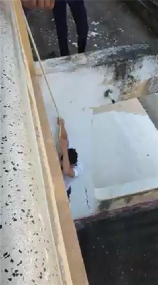 Nhóm nam sinh gây sốc dùng dây thừng đu từ tầng lầu xuống đất bị người xem quăng gạch không trượt phát nào-3