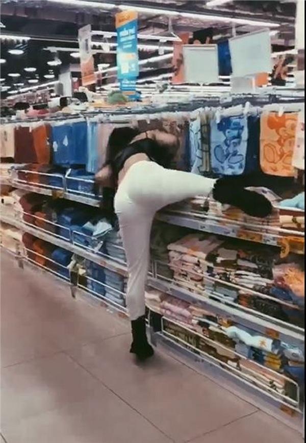 Gái xinh Hà Nội gây tranh cãi nhất MXH sáng nay: Bày đủ trò lố trong siêu thị khiến nhân viên bán hàng nhắc thôi cũng mỏi miệng-1