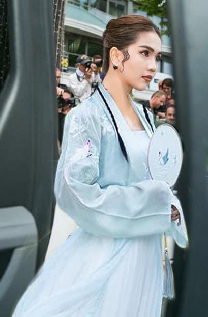 ĐỐ KHÔNG CƯỜI: Thấy Ngọc Trinh ăn mặc thiếu vải, cộng đồng photoshop ra tay thiết kế lại trang phục dự Cannes cho nữ hoàng nội y-8