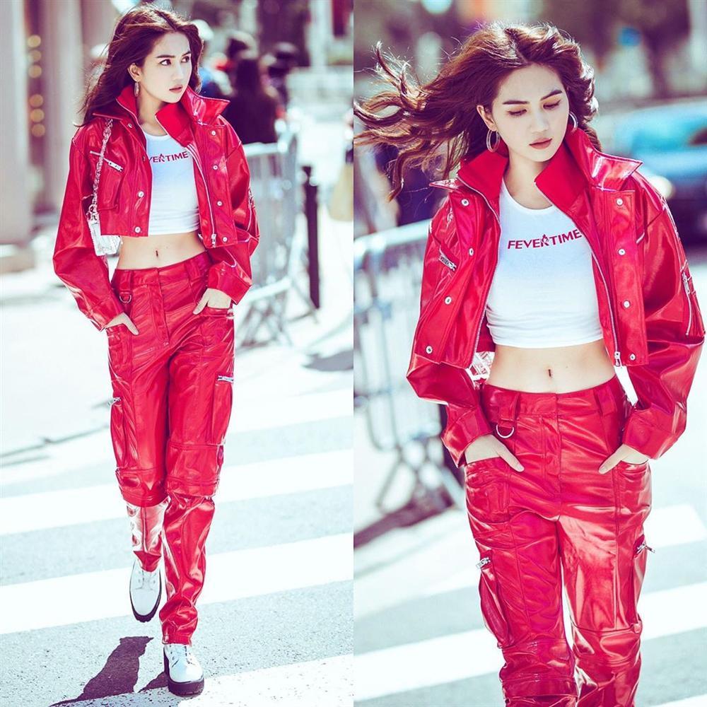 Dự thảm đỏ Cannes phản cảm bao nhiêu thì Ngọc Trinh lại được khen ngợi street style ấn tượng bấy nhiêu-4