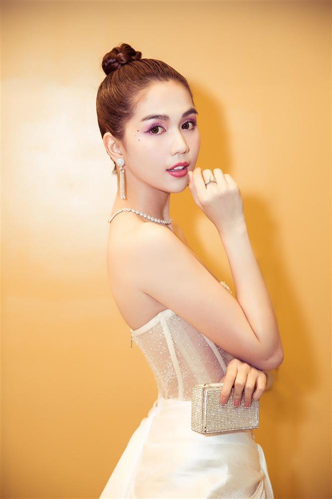 Ngọc Trinh hở bạo với đầm corset xuyên thấu ở Cannes 2019