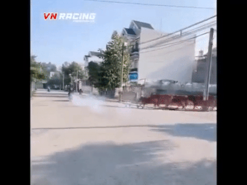 Clip: ‘Quái xế’ thích thể hiện, nẹt pô ầm ĩ trên đường liền bị cả đàn bò truy đuổi chạy bán sống, bán chết-2