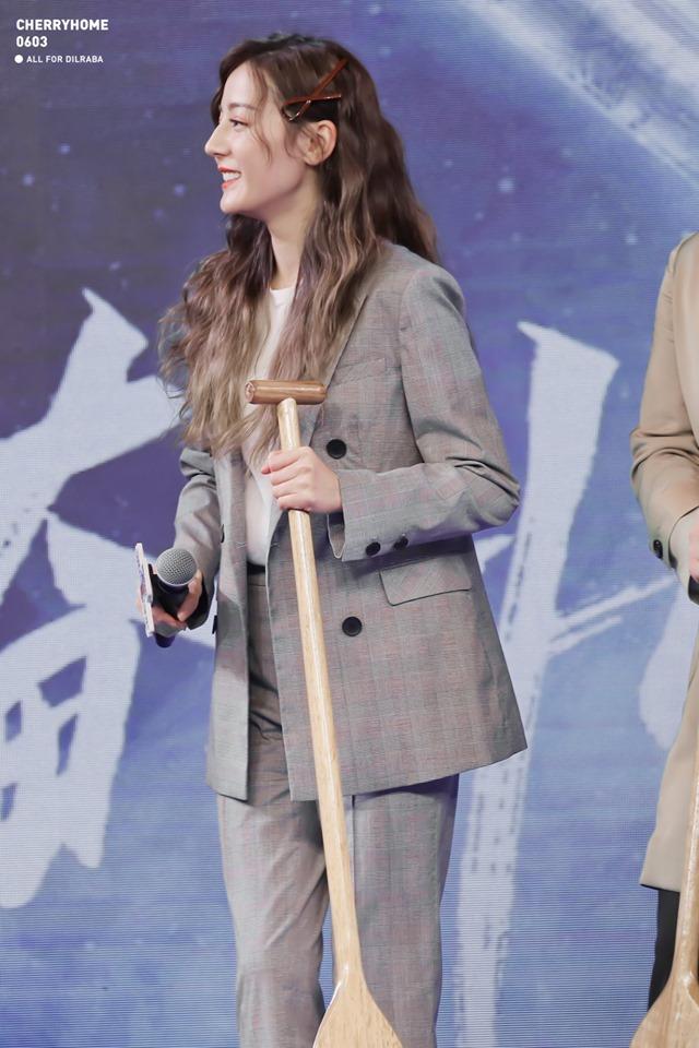 Mỹ nhân nào cắt tóc tém cũng được khen đẹp, nhưng riêng Địch Lệ Nhiệt Ba thì không!-9