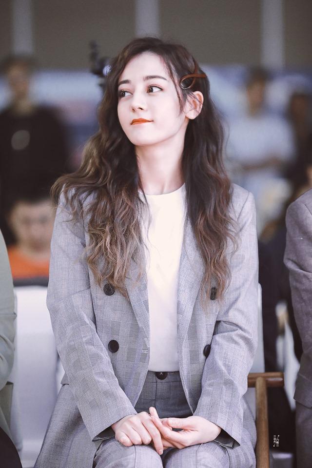 Mỹ nhân nào cắt tóc tém cũng được khen đẹp, nhưng riêng Địch Lệ Nhiệt Ba thì không!-7