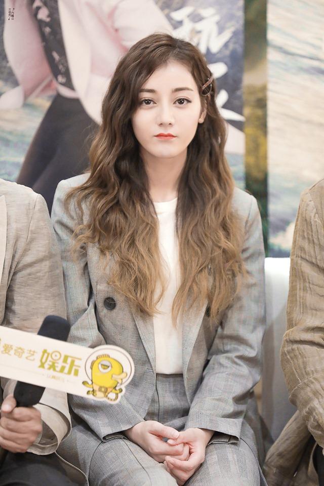 Mỹ nhân nào cắt tóc tém cũng được khen đẹp, nhưng riêng Địch Lệ Nhiệt Ba thì không!-8