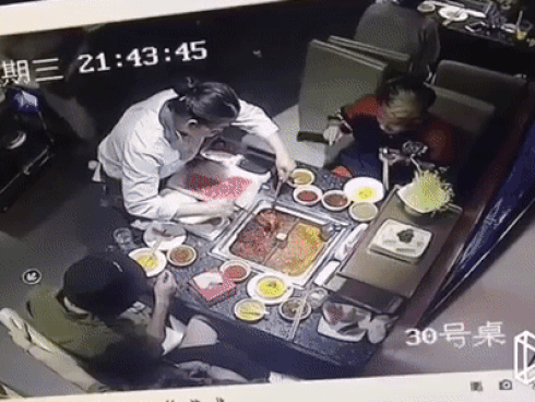 Ngâm mình trong nồi lẩu cay đỏ rực ở Trung Quốc-1