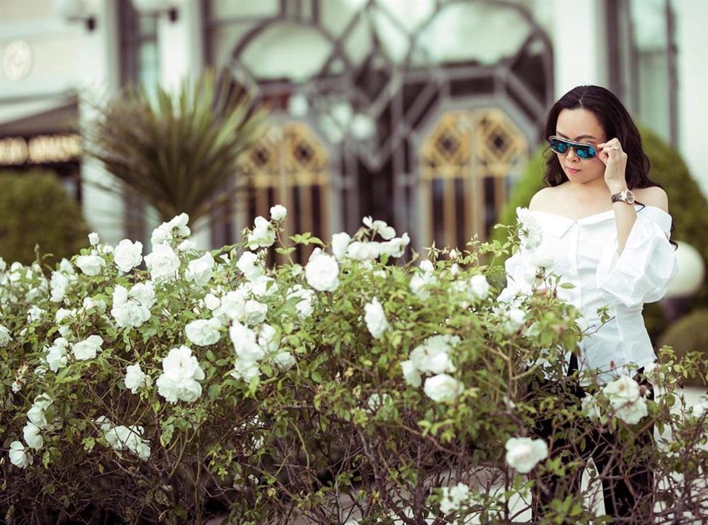 Người ta mặc đồ trễ vai duyên dáng sang cả, còn Phượng Chanel mặc cái nào phá tan cái đó thê lương-1