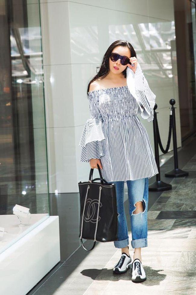Người ta mặc đồ trễ vai duyên dáng sang cả, còn Phượng Chanel mặc cái nào phá tan cái đó thê lương-4