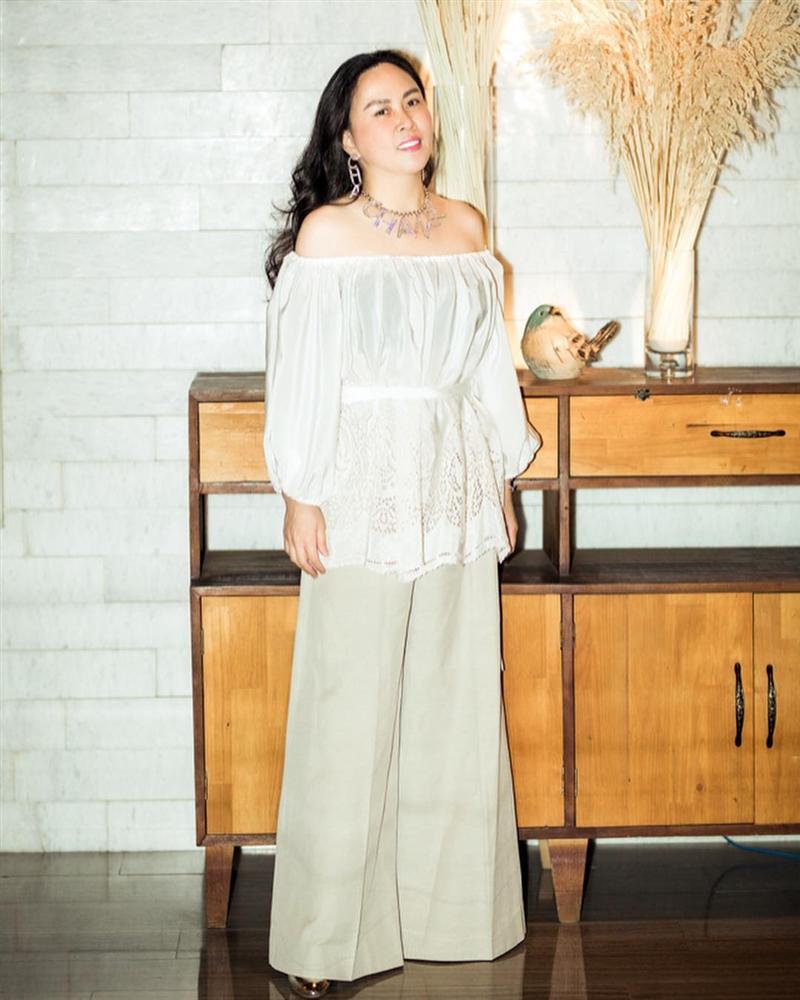 Người ta mặc đồ trễ vai duyên dáng sang cả, còn Phượng Chanel mặc cái nào phá tan cái đó thê lương-5