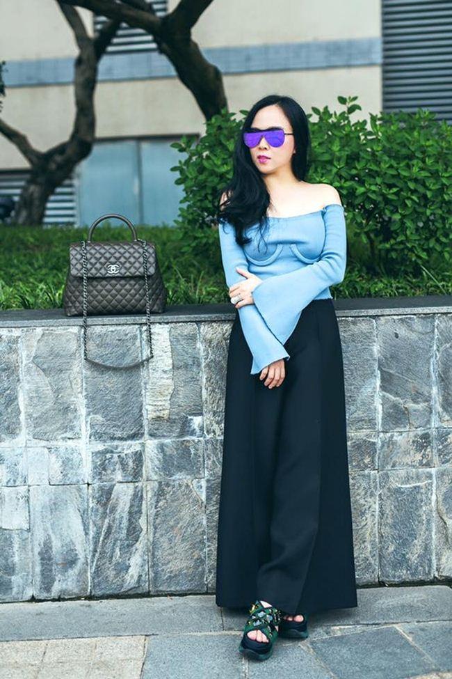 Người ta mặc đồ trễ vai duyên dáng sang cả, còn Phượng Chanel mặc cái nào phá tan cái đó thê lương-10