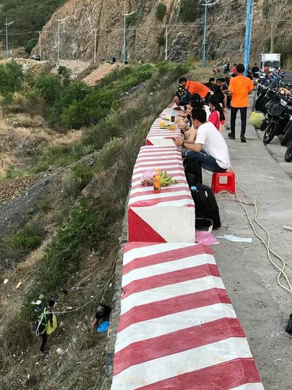 Nhóm phượt thủ gây tranh cãi khi đu dây nhặt rác ở Nha Trang-1