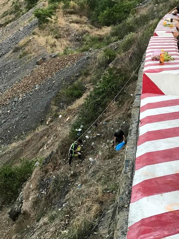 Nhóm phượt thủ gây tranh cãi khi đu dây nhặt rác ở Nha Trang-2