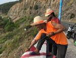 Nhóm phượt thủ gây tranh cãi khi đu dây nhặt rác ở Nha Trang