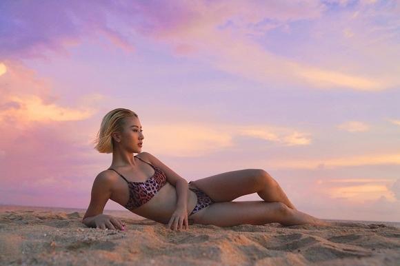 Chẳng cần phồn thực như ai, Quỳnh Anh Shyn vẫn tự tin diện bikini khoe dáng-1