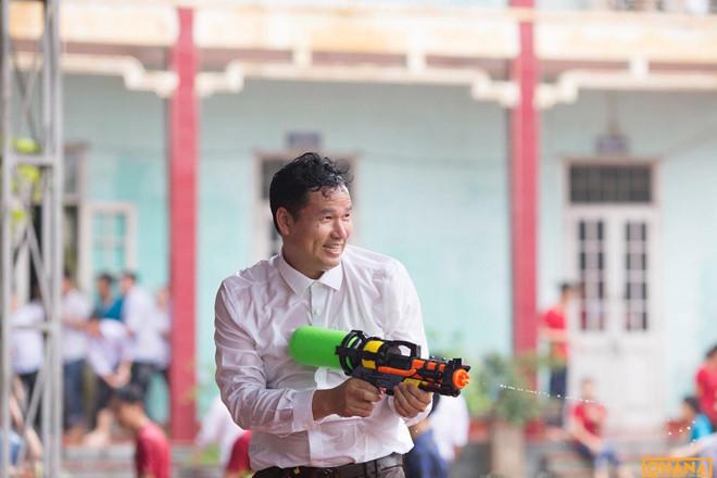 Thầy hiệu phó cùng học trò chơi ném bóng nước trong ngày bế giảng-3