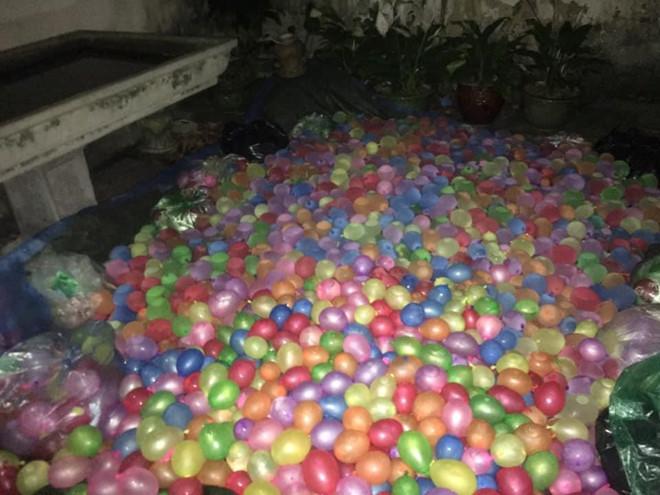 Thầy hiệu phó cùng học trò chơi ném bóng nước trong ngày bế giảng-2