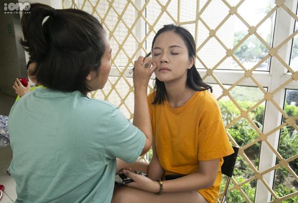 Khán giả vây kín xem đoàn phim Về nhà đi con ghi hình-1