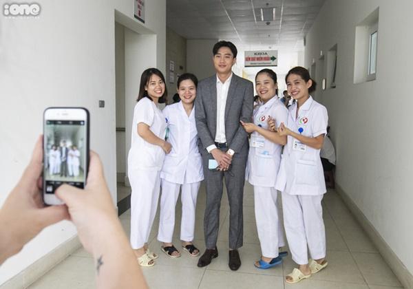 Khán giả vây kín xem đoàn phim Về nhà đi con ghi hình-5