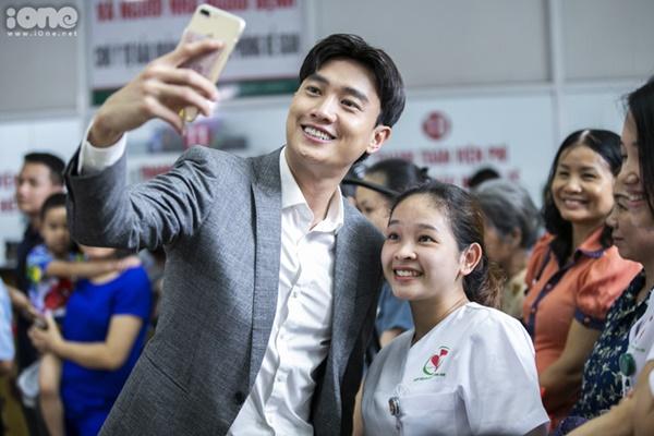 Khán giả vây kín xem đoàn phim Về nhà đi con ghi hình-6