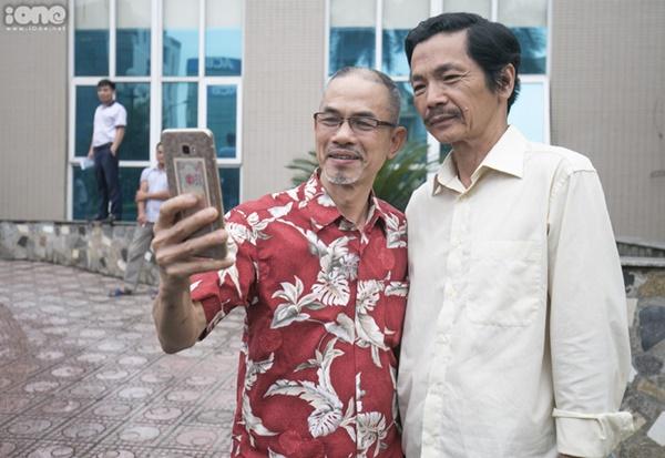 Khán giả vây kín xem đoàn phim Về nhà đi con ghi hình-7