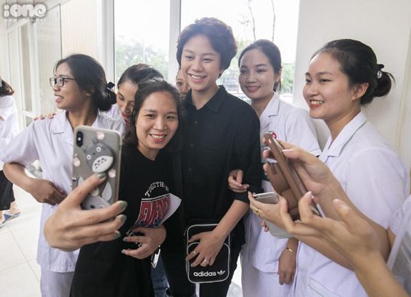 Khán giả vây kín xem đoàn phim Về nhà đi con ghi hình-8