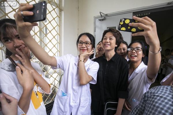 Khán giả vây kín xem đoàn phim Về nhà đi con ghi hình-10