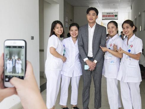 Khán giả vây kín xem đoàn phim 'Về nhà đi con' ghi hình