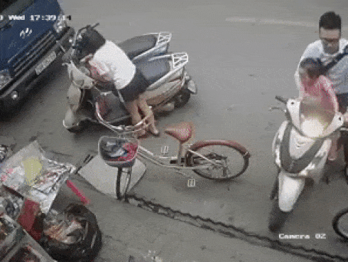 Thót tim: Xe SH đang dừng đột ngột phi thẳng vào cửa hàng, thủ phạm là người không ngờ tới