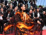 Cũng diện đồ đen như Ngọc Trinh nhưng Trương Thị May nổi bần bật tại Cannes 2019 nhờ áo dài rồng quyền lực