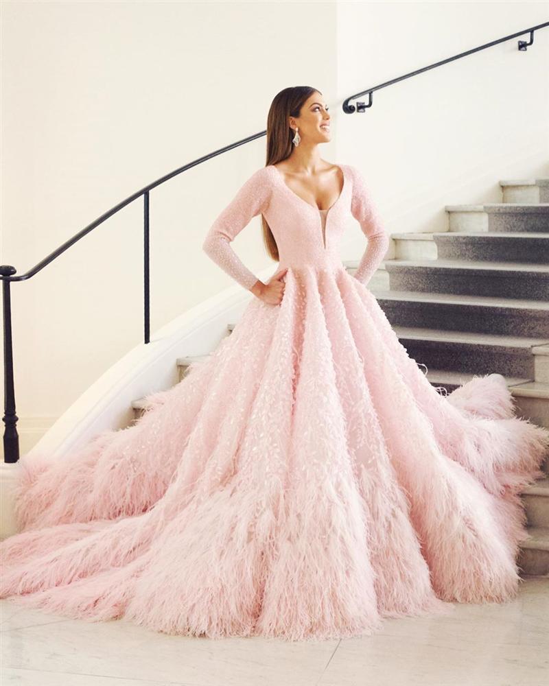 ĐẲNG CẤP LÀ ĐÂY: Hoa hậu Hoàn vũ diện đầm công chúa sáng rực trên thảm đỏ Cannes-3