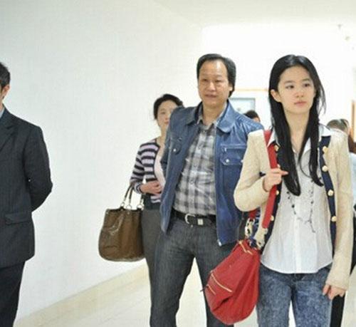 Sau tin đồn bị từ mặt, Lưu Diệc Phi xuất hiện ăn tối thân mật cùng cha nuôi-7