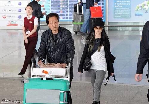 Sau tin đồn bị từ mặt, Lưu Diệc Phi xuất hiện ăn tối thân mật cùng cha nuôi-9