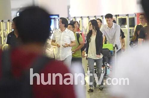 Sau tin đồn bị từ mặt, Lưu Diệc Phi xuất hiện ăn tối thân mật cùng cha nuôi-10