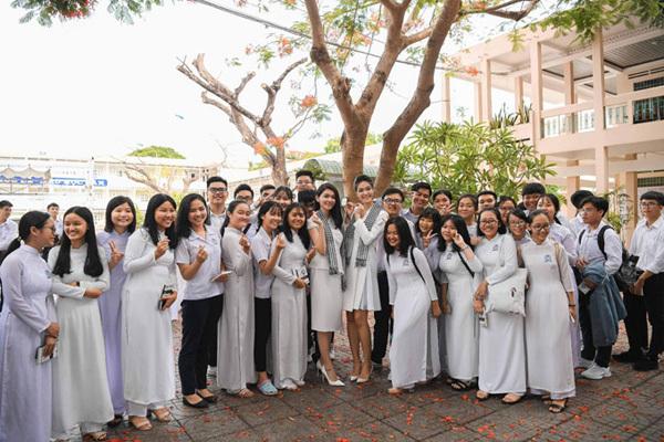 Hoa hậu Thùy Dung: Tặng sách để khơi khát vọng, xây chí hướng-5