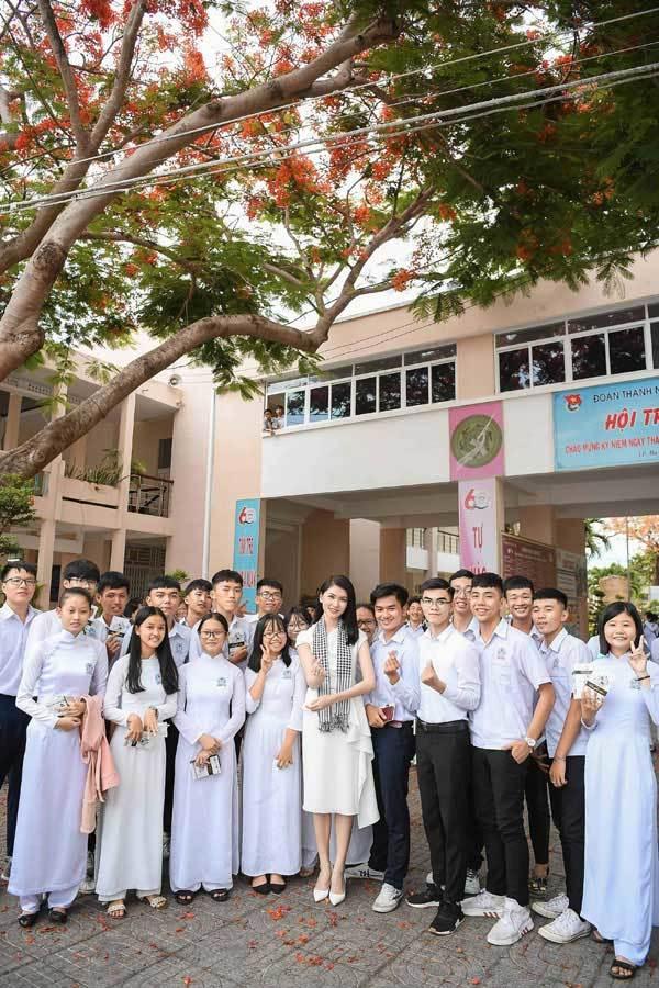 Hoa hậu Thùy Dung: Tặng sách để khơi khát vọng, xây chí hướng-4