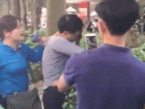 CLIP CHOÁNG VÁNG: Cô gái trẻ bị kẻ biến thái cưỡng hôn KINH HOÀNG trong thang máy-3