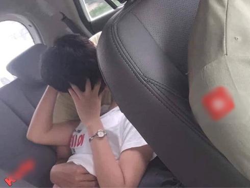 Nằm dài trên ghế taxi vừa hôn hít vừa sờ soạng, cặp nam nữ khiến tài xế ngán ngẩm dân mạng bực mình 'ném đá'