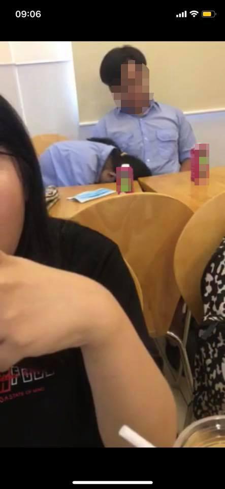 Nằm dài trên ghế taxi vừa hôn hít vừa sờ soạng, cặp nam nữ khiến tài xế ngán ngẩm dân mạng bực mình ném đá-6