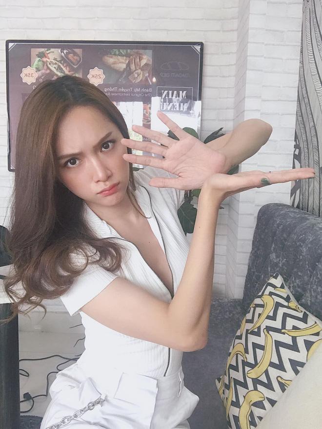 Hương Giang thả thính với kiểu make up sương sương nhưng dân tình lại cứ soi vào động tác múa quạt như Khá Bảnh-4