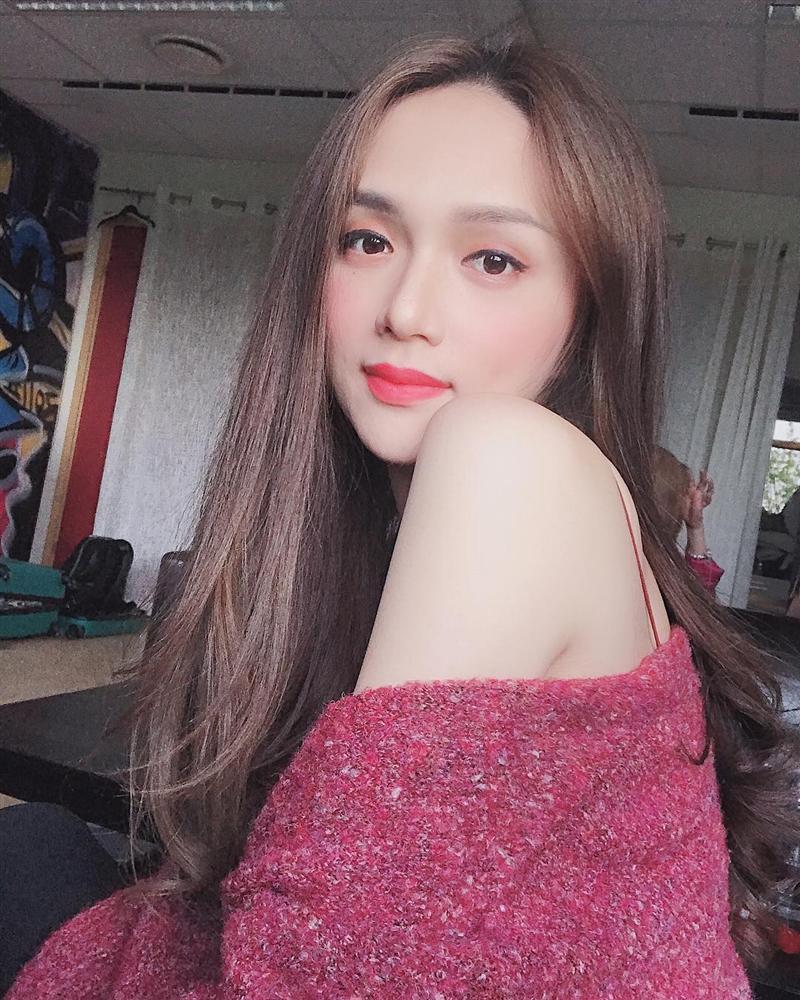 Hương Giang thả thính với kiểu make up sương sương nhưng dân tình lại cứ soi vào động tác múa quạt như Khá Bảnh-7