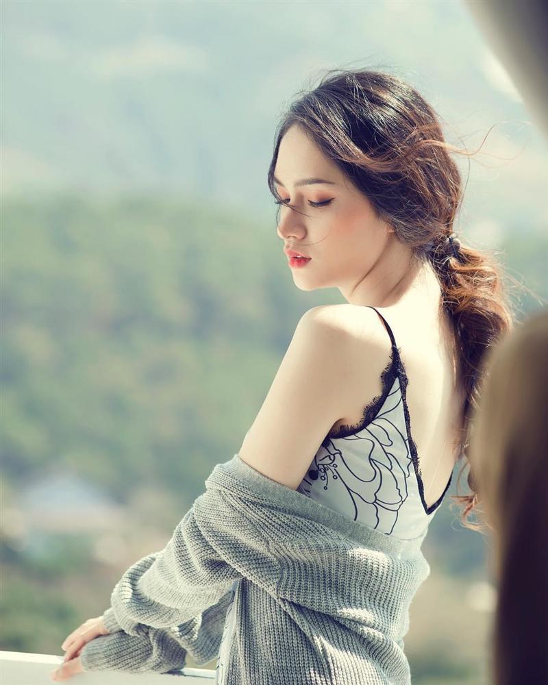 Hương Giang thả thính với kiểu make up sương sương nhưng dân tình lại cứ soi vào động tác múa quạt như Khá Bảnh-9