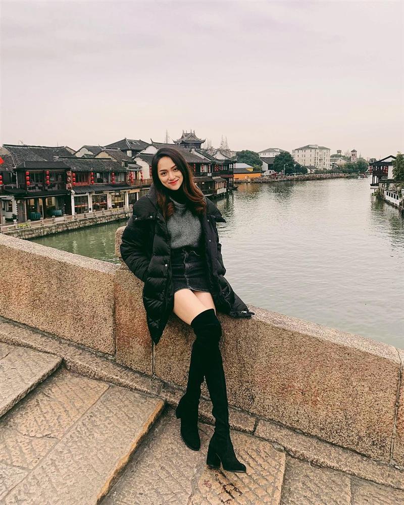 Hương Giang thả thính với kiểu make up sương sương nhưng dân tình lại cứ soi vào động tác múa quạt như Khá Bảnh-10