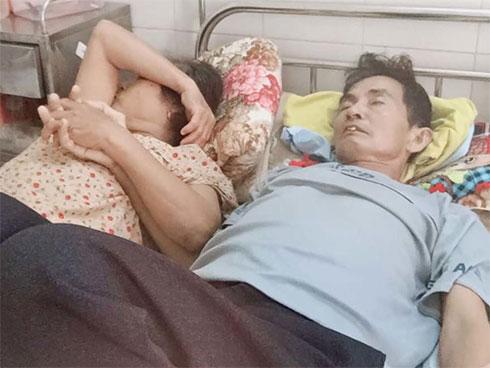 Bức ảnh người vợ nắm tay chồng bị ung thư giai đoạn cuối gây 'bão mạng'