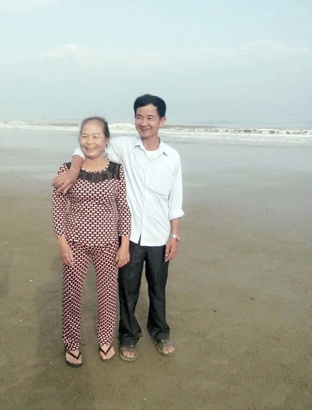 Bức ảnh người vợ nắm tay chồng bị ung thư giai đoạn cuối gây bão mạng-2