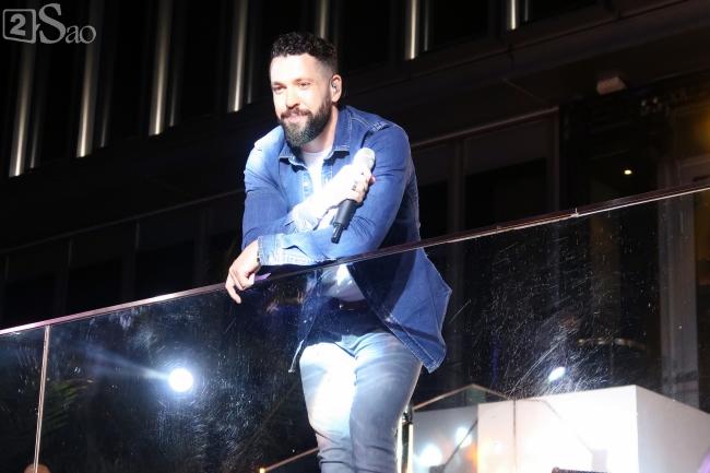 Hát nhiệt tình cùng fan Việt, hoàng tử tình ca Shayne không ngờ mình quá vội vàng đến nỗi quên cả cài khóa quần-1