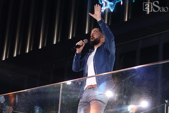 Hát nhiệt tình cùng fan Việt, hoàng tử tình ca Shayne không ngờ mình quá vội vàng đến nỗi quên cả cài khóa quần-2