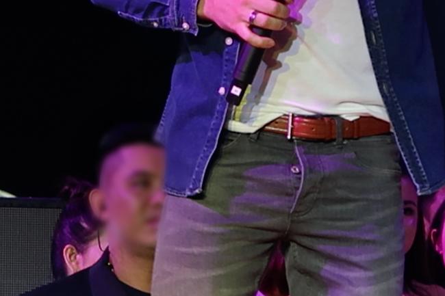 Hát nhiệt tình cùng fan Việt, hoàng tử tình ca Shayne không ngờ mình quá vội vàng đến nỗi quên cả cài khóa quần-4