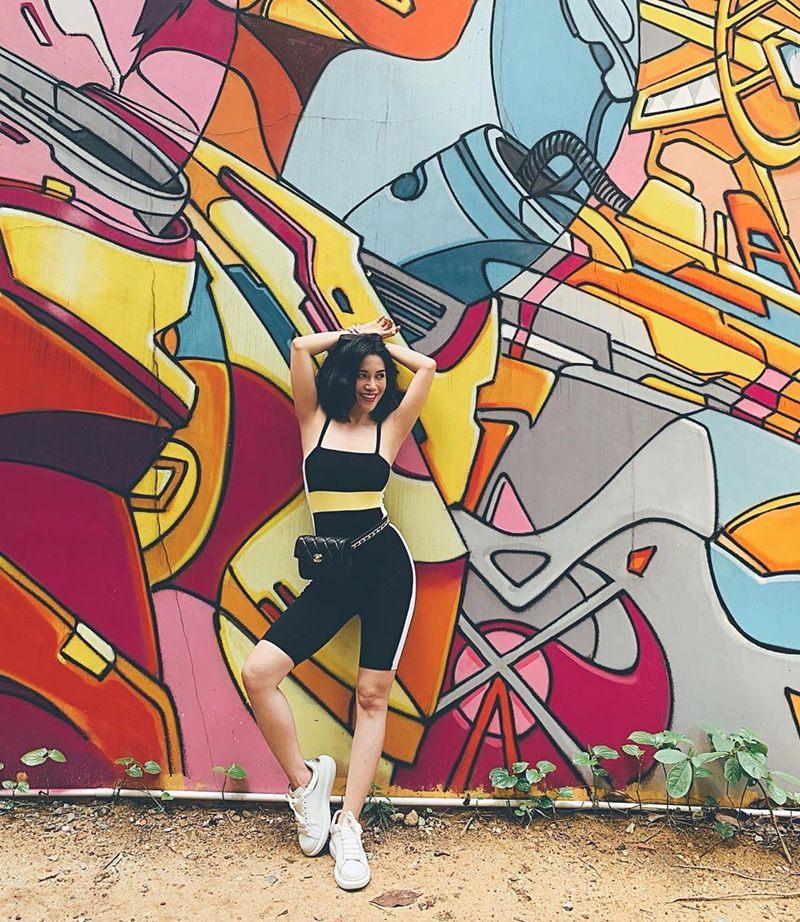 Khoe street style gợi cảm với đầm hai dây, Chi Pu - Thiều Bảo Trâm khiến fan xịt máu mũi-8